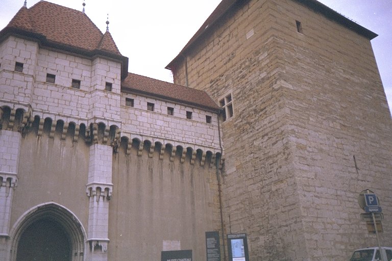 [ Main gate and Queen's Tower ]