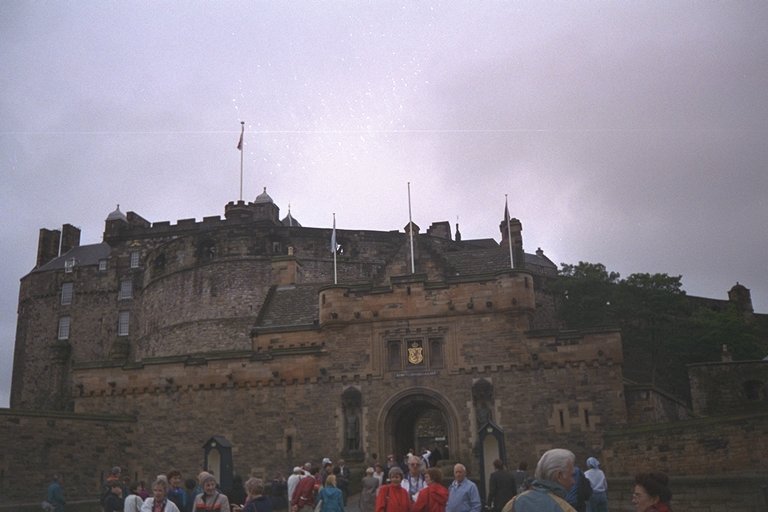 [ Front gate of Edinburgh Castle ]