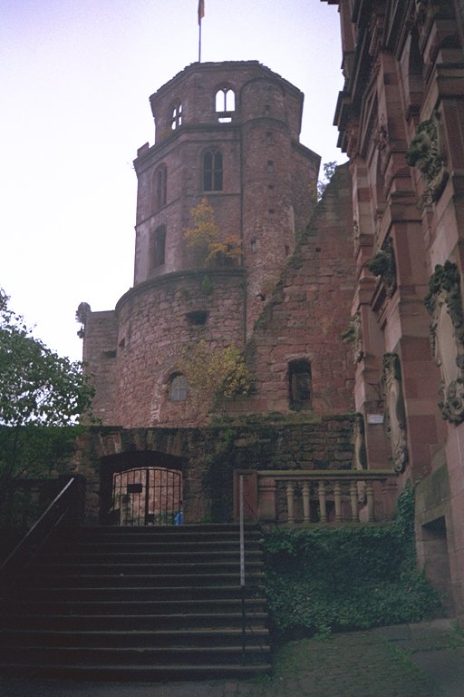 [ Front tower of Heidelberg Castle ]