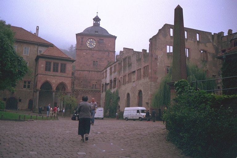 [ Back of courtyard of Heidelberg Castle ]
